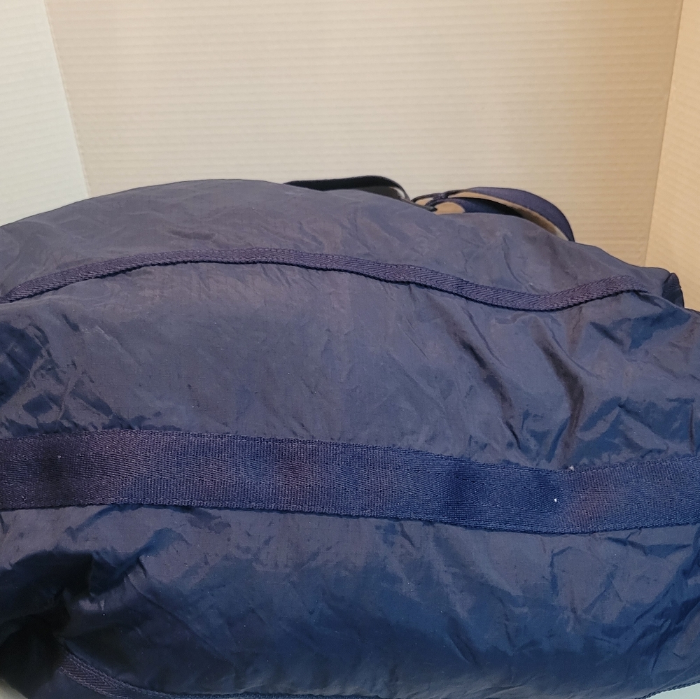 Lesportsac duffle bag. - Picture 9 of 14
